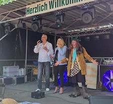 nach 3 Stunden  Familienprogramm Gerd Christian, Daniela Bensch und Hexe Baba Jaga